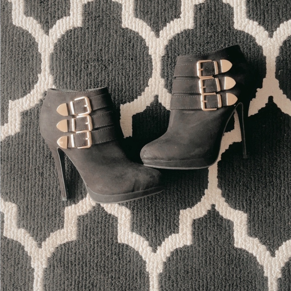 Stylish Black Ankle Boots with Buckle Accents